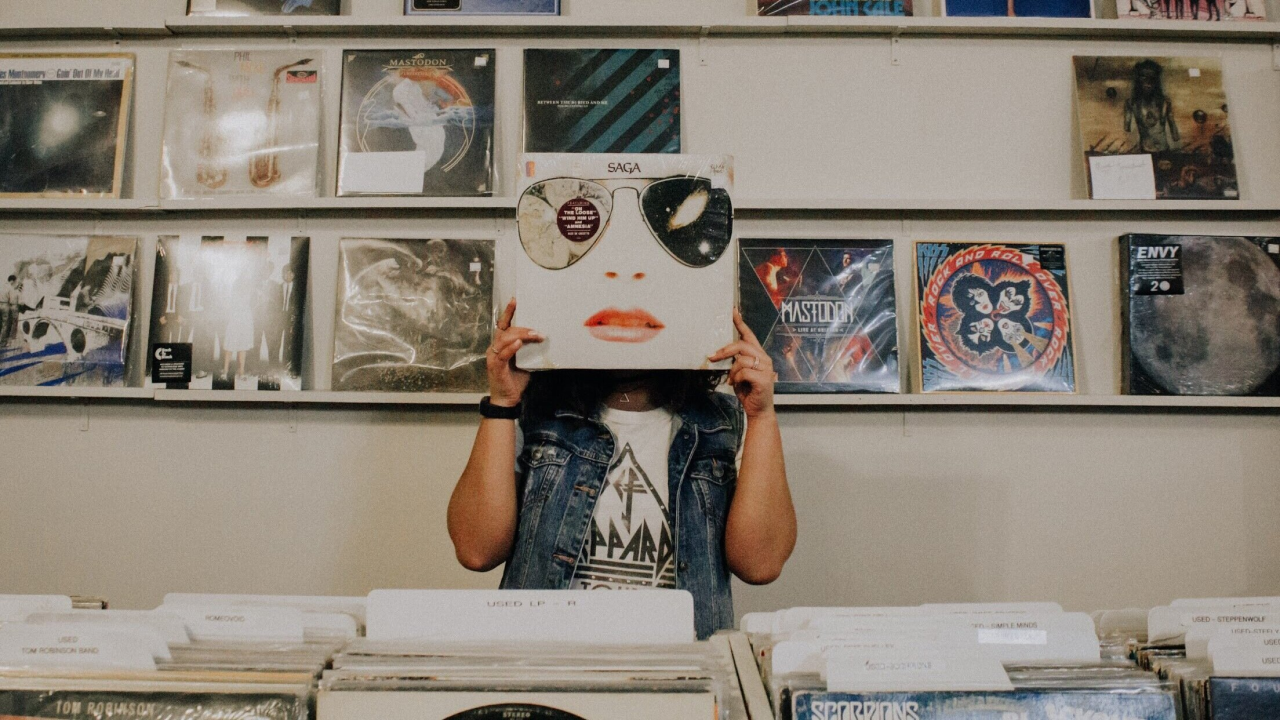 Foto de una chica tapandose la cara con un vinilo